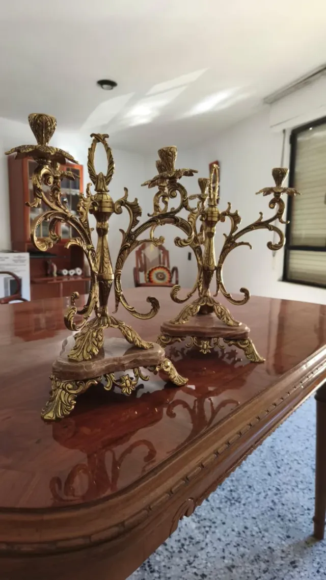 Candelabros de metal y mármol