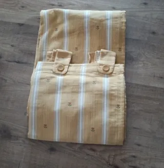 Dos Cortinas de tela a rayas beige y amarillo