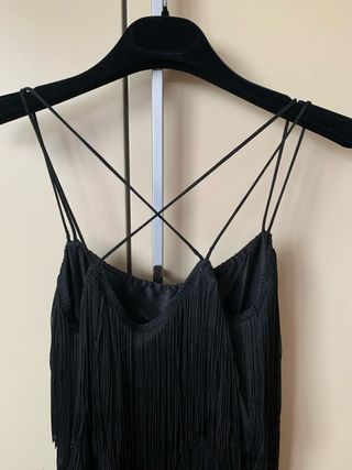 Vestido negro con flecos