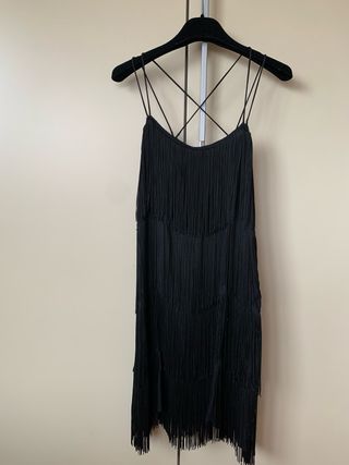 Vestido negro con flecos