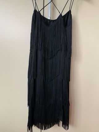 Vestido negro con flecos