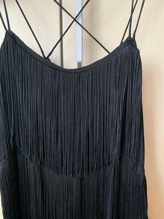 Vestido negro con flecos