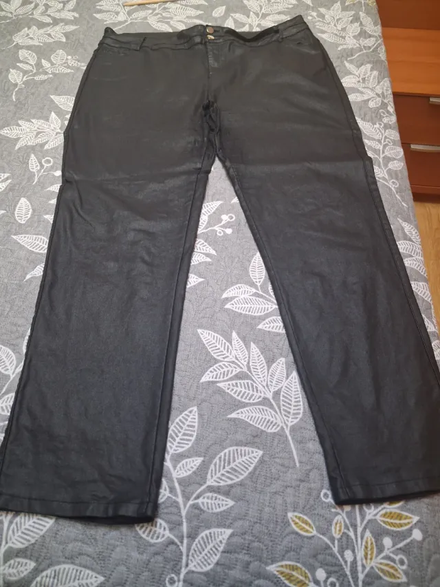 Pantalón de cuero negro