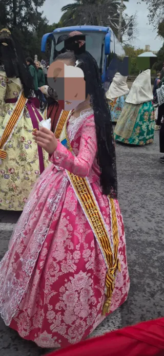 Vestido de fallera rosa y plata.