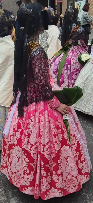 Vestido de fallera rosa y plata.