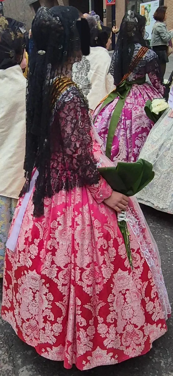 Vestido de fallera rosa y plata.