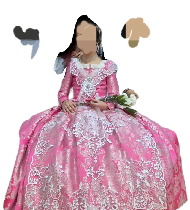 Vestido de fallera rosa y plata.