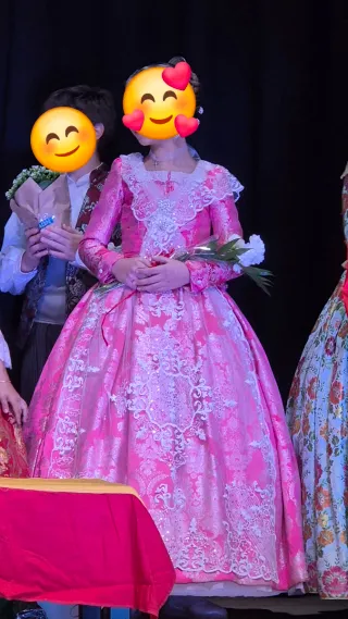 Vestido de fallera rosa y blanco.