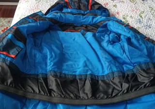 Pantalón y chaqueta de esquí infantil azul