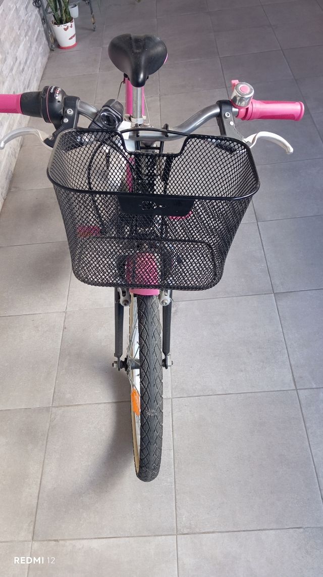 Bicicleta niña Btwin rosa y negra Dekalon