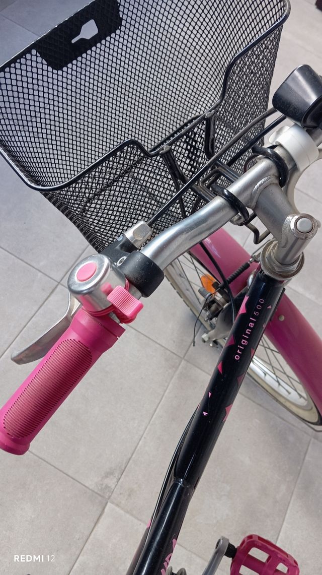 Bicicleta niña Btwin rosa y negra Dekalon