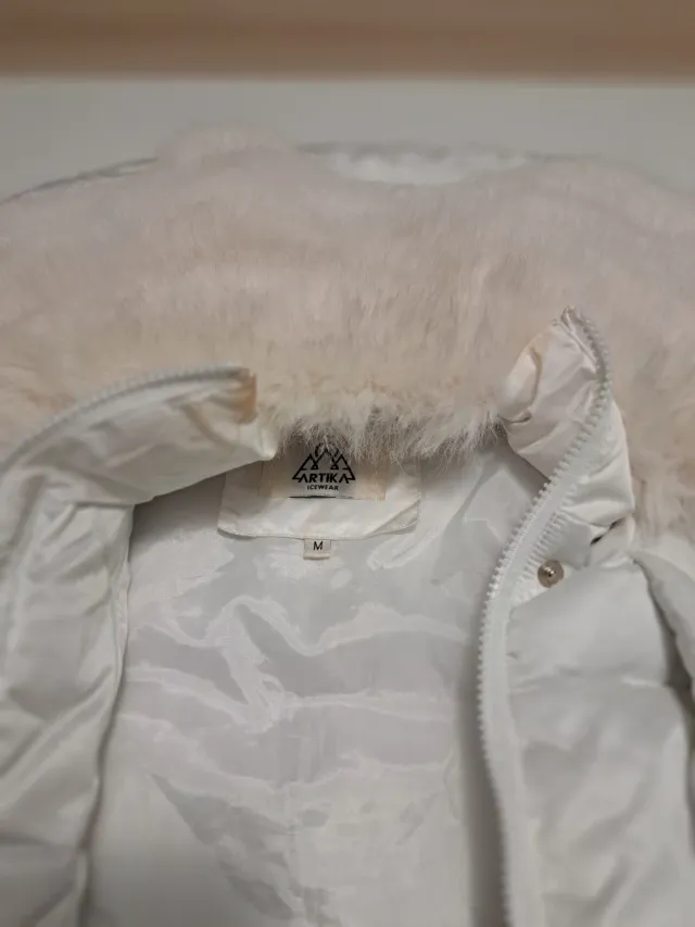 Abrigo blanco con cuello de pelo