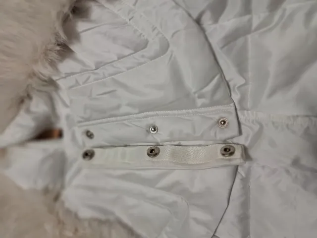 Abrigo blanco con cuello de pelo