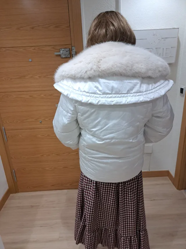 Abrigo blanco con cuello de pelo