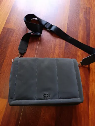 Bolso bandolera gris acolchado