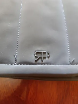 Bolso bandolera gris acolchado