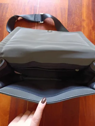 Bolso bandolera gris acolchado