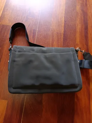Bolso bandolera gris acolchado