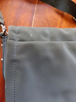 Bolso bandolera gris acolchado