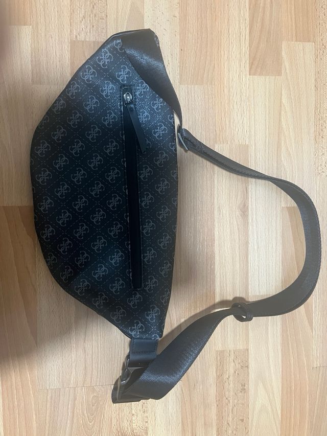 Riñonera Guess Negra Estampada