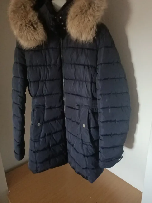 Chaqueta azul con capucha de pelo