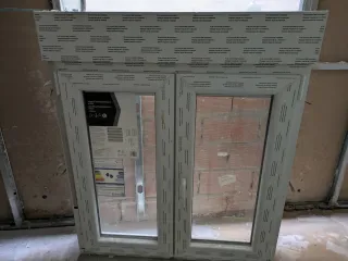 Ventana PVC oscilobatiente 100x115 con persiana