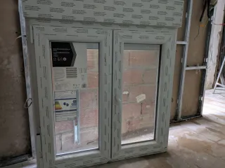 Ventana PVC oscilobatiente 100x115 con persiana