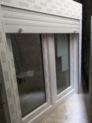 Ventana PVC oscilobatiente 100x115 con persiana