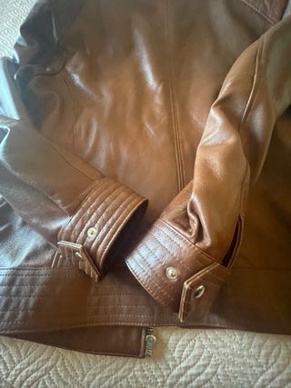 Cazadora de cuero marrón