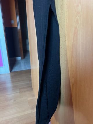 Falda midi negra acanalada