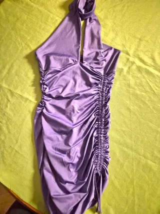 Abito viola con drappeggio