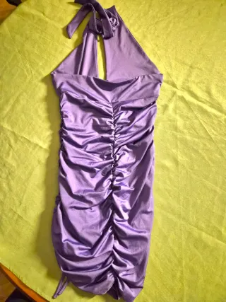 Abito viola con drappeggio