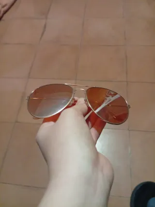 Gafas de sol aviador doradas y naranjas