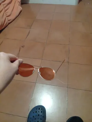 Gafas de sol aviador doradas y naranjas