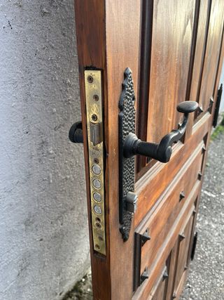 Puerta de entrada de madera