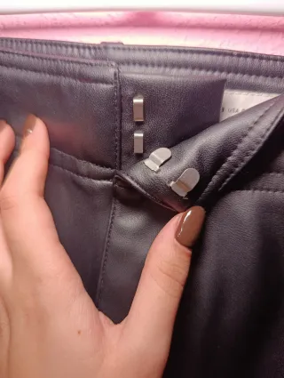 Pantalón negro efecto piel