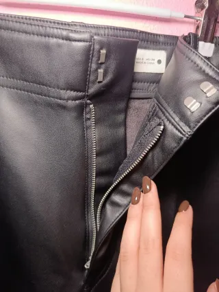 Pantalón negro efecto piel