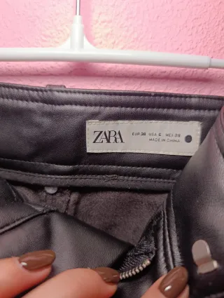 Pantalón negro efecto piel