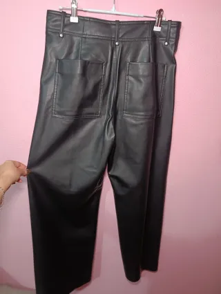 Pantalón negro efecto piel