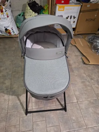 Culla con cavalletto e ovetto con base auto