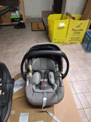 Culla con cavalletto e ovetto con base auto