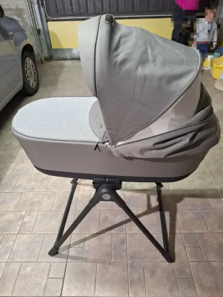 Culla con cavalletto e ovetto con base auto