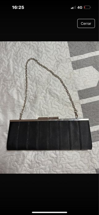 Cartera de mano negra con cadena