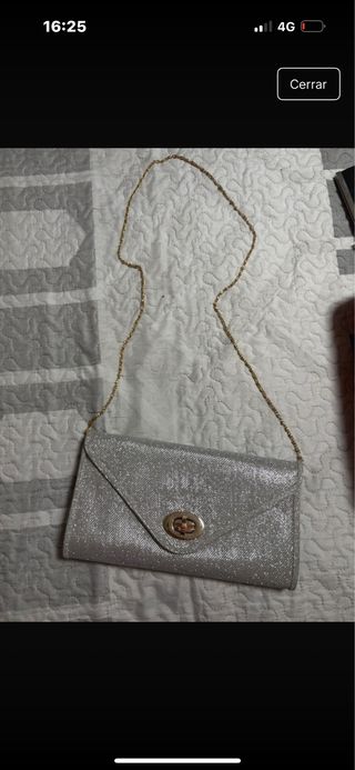 Cartera de mano negra con cadena