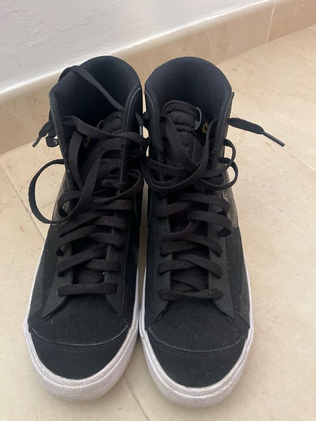 Zapatillas Nike Blazer Negras y Doradas