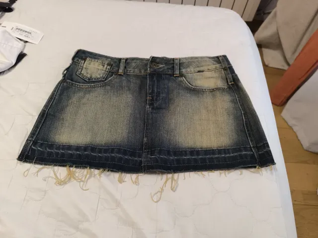 Falda vaquera corta desgastada