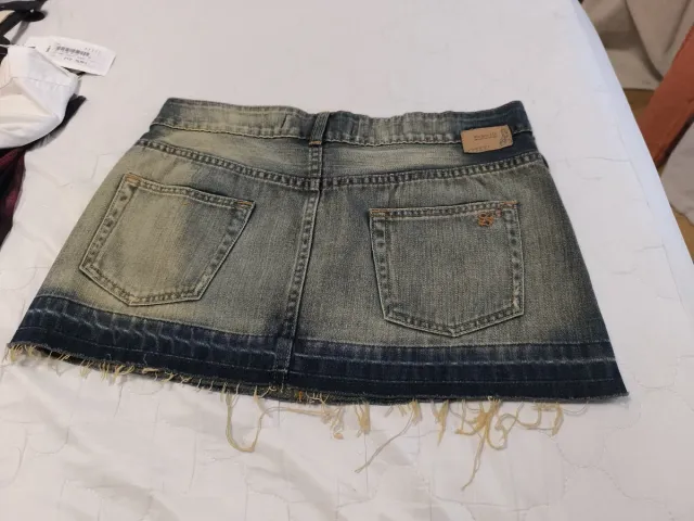 Falda vaquera corta desgastada