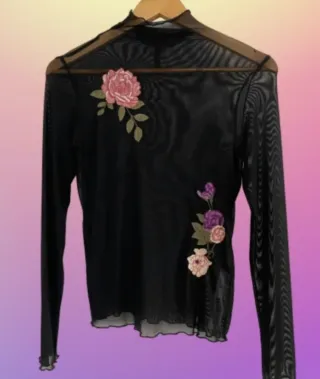 Blusa de malla negra con bordado floral