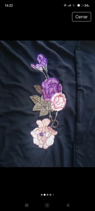 Blusa de malla negra con bordado floral