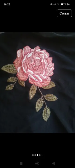 Blusa de malla negra con bordado floral